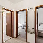 2br Near Train Station, Kitchen, Wi-fi, Smart Tv, Bathroom Apartament *