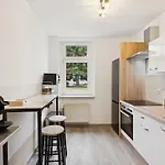 2br Near Train Station, Kitchen, Wi-fi, Smart Tv, Bathroom *