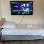 Apartament 2br Near Train Station, Kitchen, Wi-fi, Smart Tv, Bathroom *