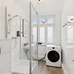 2br Near Train Station, Kitchen, Wi-fi, Smart Tv, Bathroom Apartament