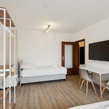 Apartment 2br Near Train Station, Kitchen, Wi-fi, Smart Tv, Bathroom *