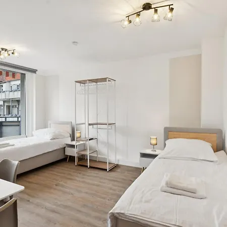 2br Near Train Station, Kitchen, Wi-fi, Smart Tv, Bathroom *