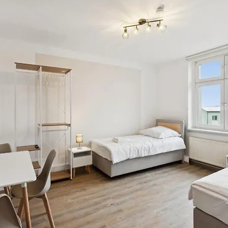 2br Near Train Station, Kitchen, Wi-fi, Smart Tv, Bathroom *