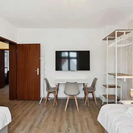Apartment 2br Near Train Station, Kitchen, Wi-fi, Smart Tv, Bathroom *