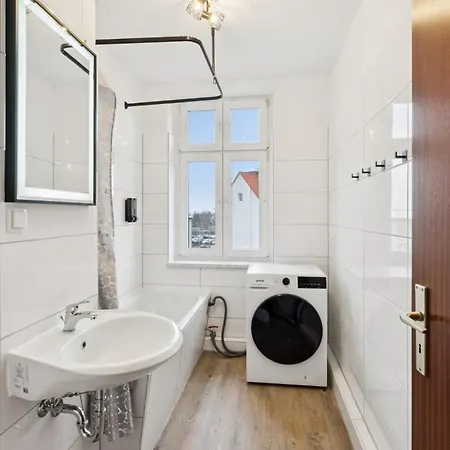 2br Near Train Station, Kitchen, Wi-fi, Smart Tv, Bathroom *