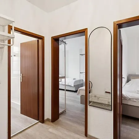 2br Near Train Station, Kitchen, Wi-fi, Smart Tv, Bathroom Apartment *
