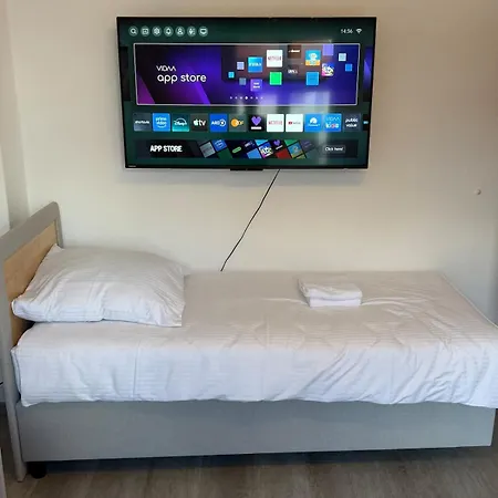 شقة 2br Near Train Station, Kitchen, Wi-fi, Smart Tv, Bathroom *