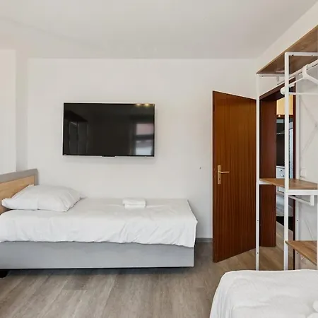 Apartment 2br Near Train Station, Kitchen, Wi-fi, Smart Tv, Bathroom