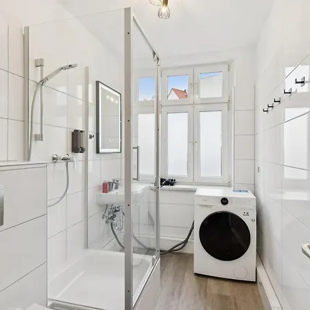 2br Near Train Station, Kitchen, Wi-fi, Smart Tv, Bathroom شقة