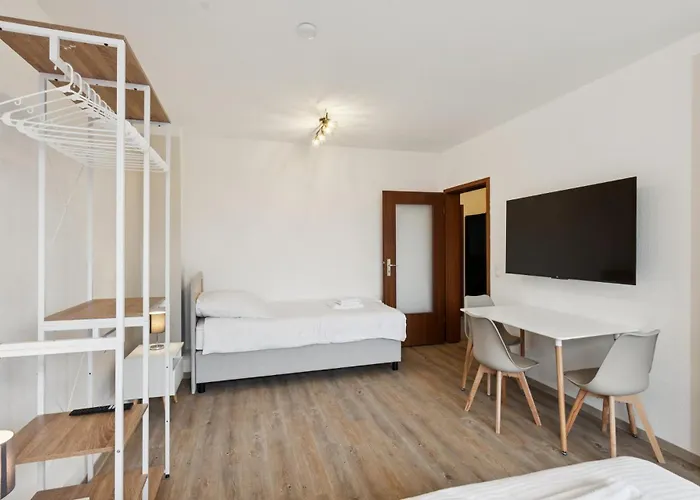 شقة 2br Near Train Station, Kitchen, Wi-fi, Smart Tv, Bathroom *