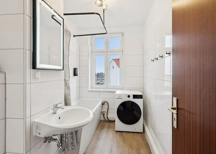 2br Near Train Station, Kitchen, Wi-fi, Smart Tv, Bathroom *