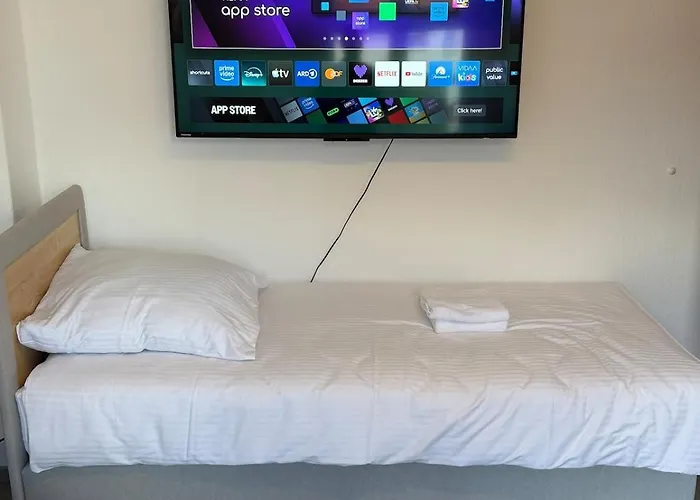 شقة 2br Near Train Station, Kitchen, Wi-fi, Smart Tv, Bathroom *