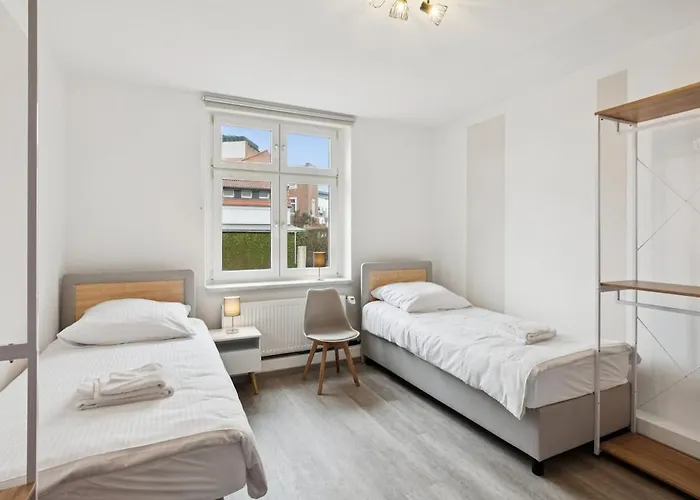 2br Near Train Station, Kitchen, Wi-fi, Smart Tv, Bathroom